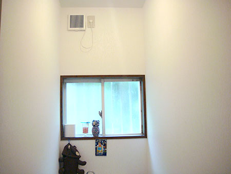 トイレ換気扇クロス工事3